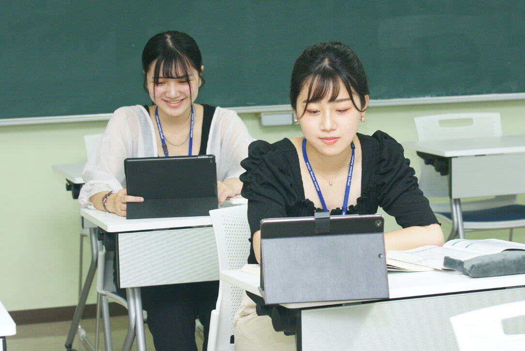 勉強中の学生の写真