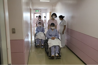 ベッドから車椅子へ04
